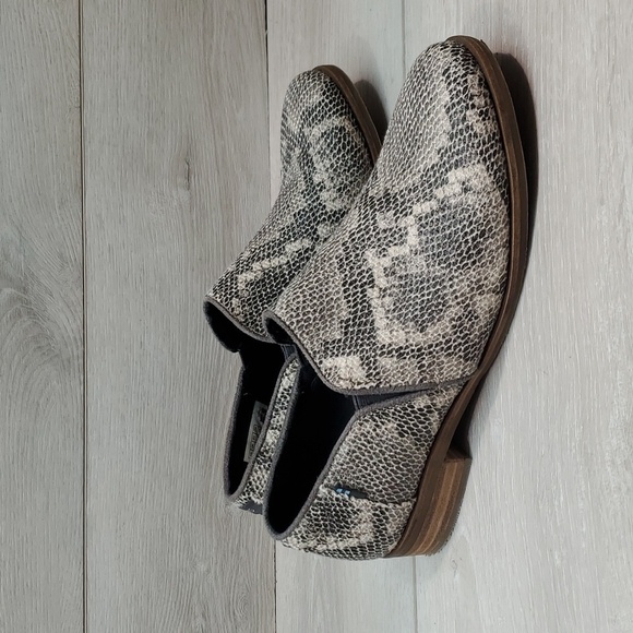 Toms Women Comfort Animal Print Loafer Slio on casual shoes sz 7 - Picture 1 of 12